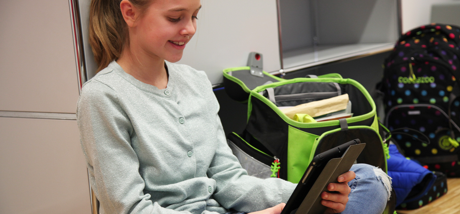 Abbildung Schülerin mit iPad