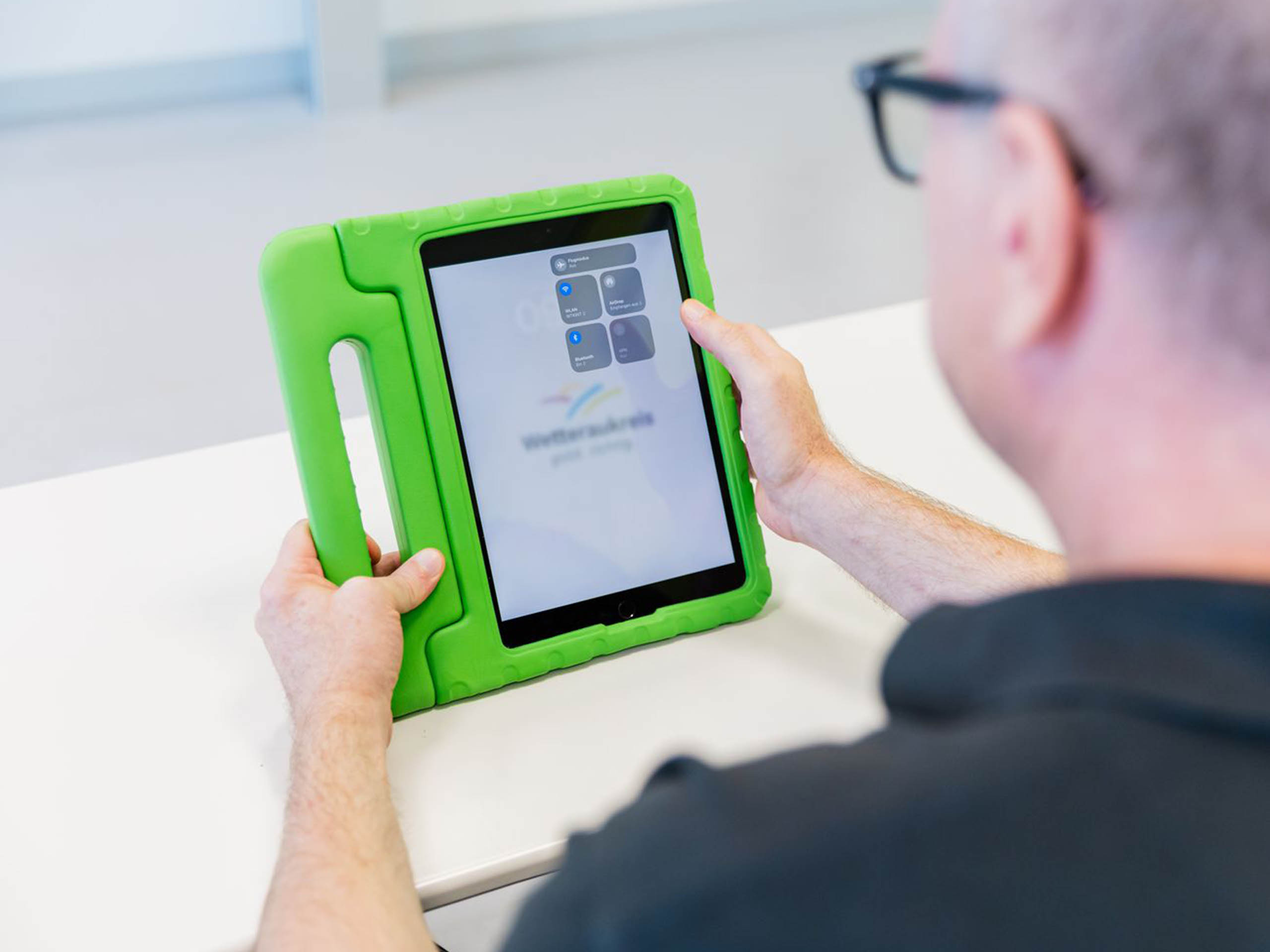 Titelbild mit ein Man und ein iPad